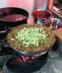 這顛鍋翻菜技術是真的牛，這么大鍋菜也不會掉出來